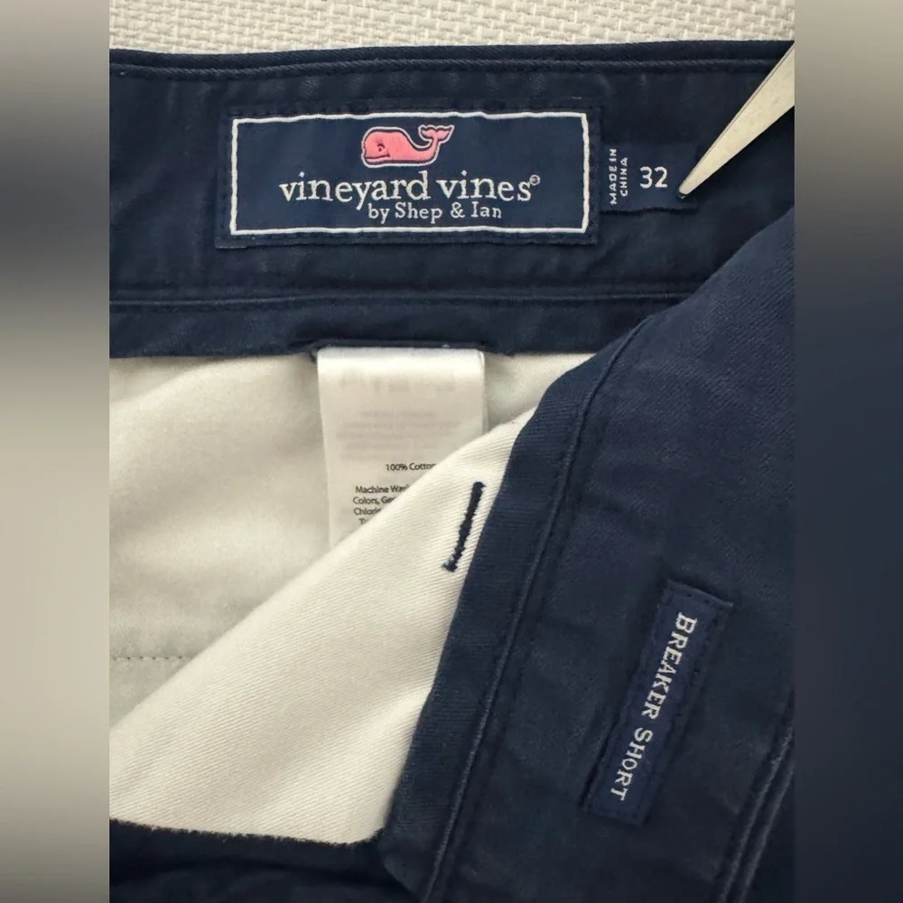 VINEYARD VINES Breaker Shorts Embroidered Flag Whales Mens Size 32 Navy Blue